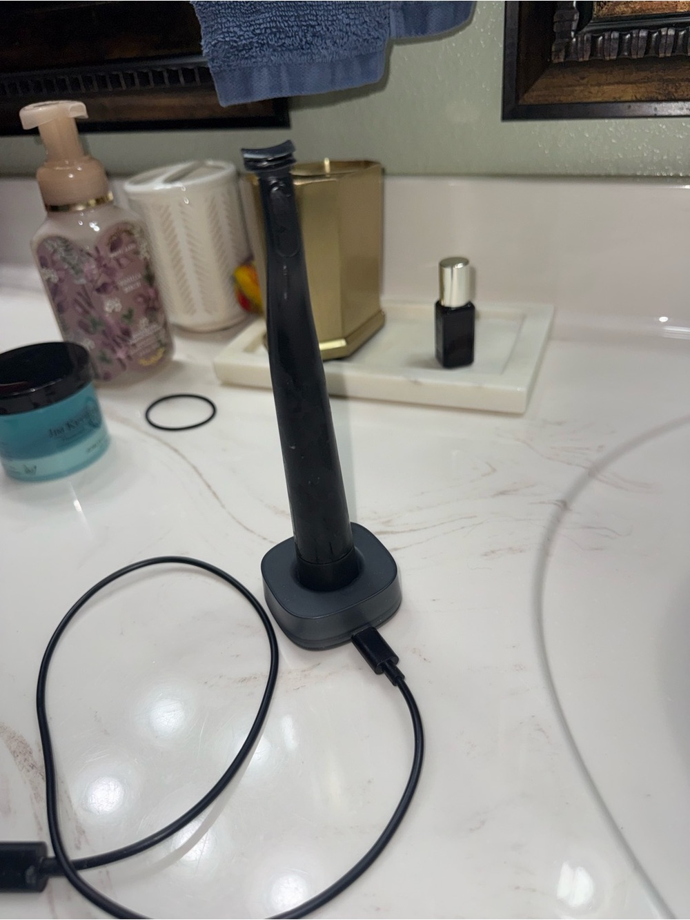 Flaus Black Electric Flosser and charger - Picture 9 of 10